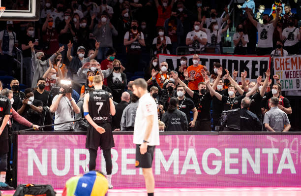 继续扩写成 继续扩写成